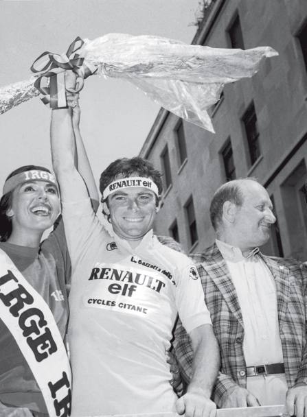 Giro d’Italia 1982, dopo aver vinto l’ultima tappa a cronometro Hinault festeggia la vittoria finale (Olympia)